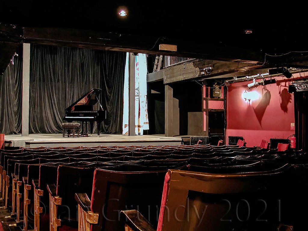 🎭 매더마켓 극장 (더 매더마켓 시어터)